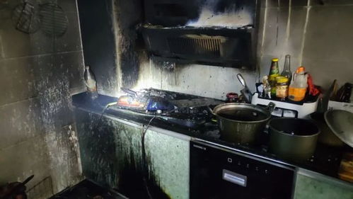 六盘水一住户在家熬猪油,结果把厨房烧了
